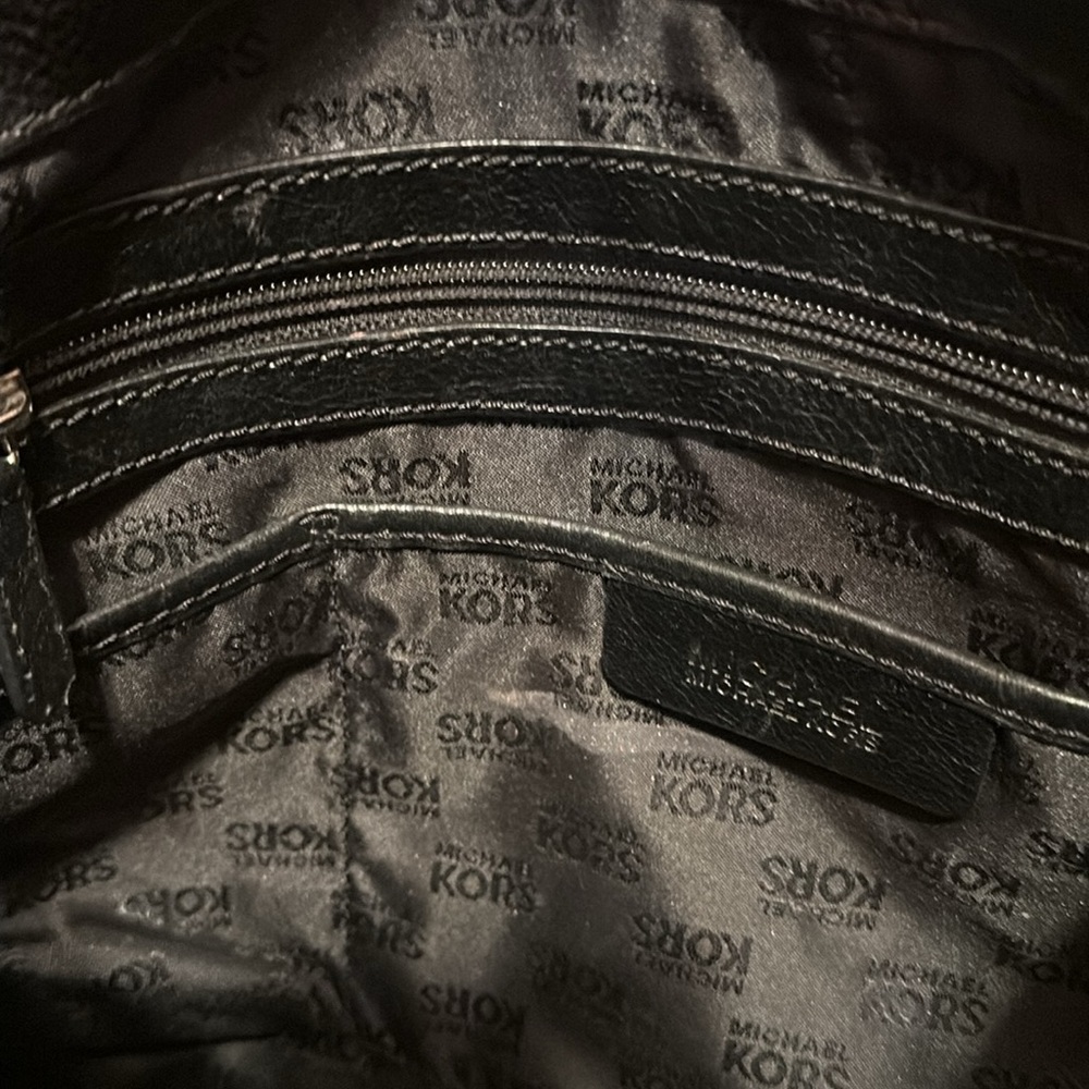 Michael Kors Purse with silver chain and details - Picture 4 of 4
